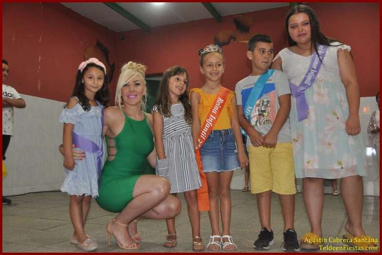 La pregonera con niños y niñas del barrio (Foto TF)